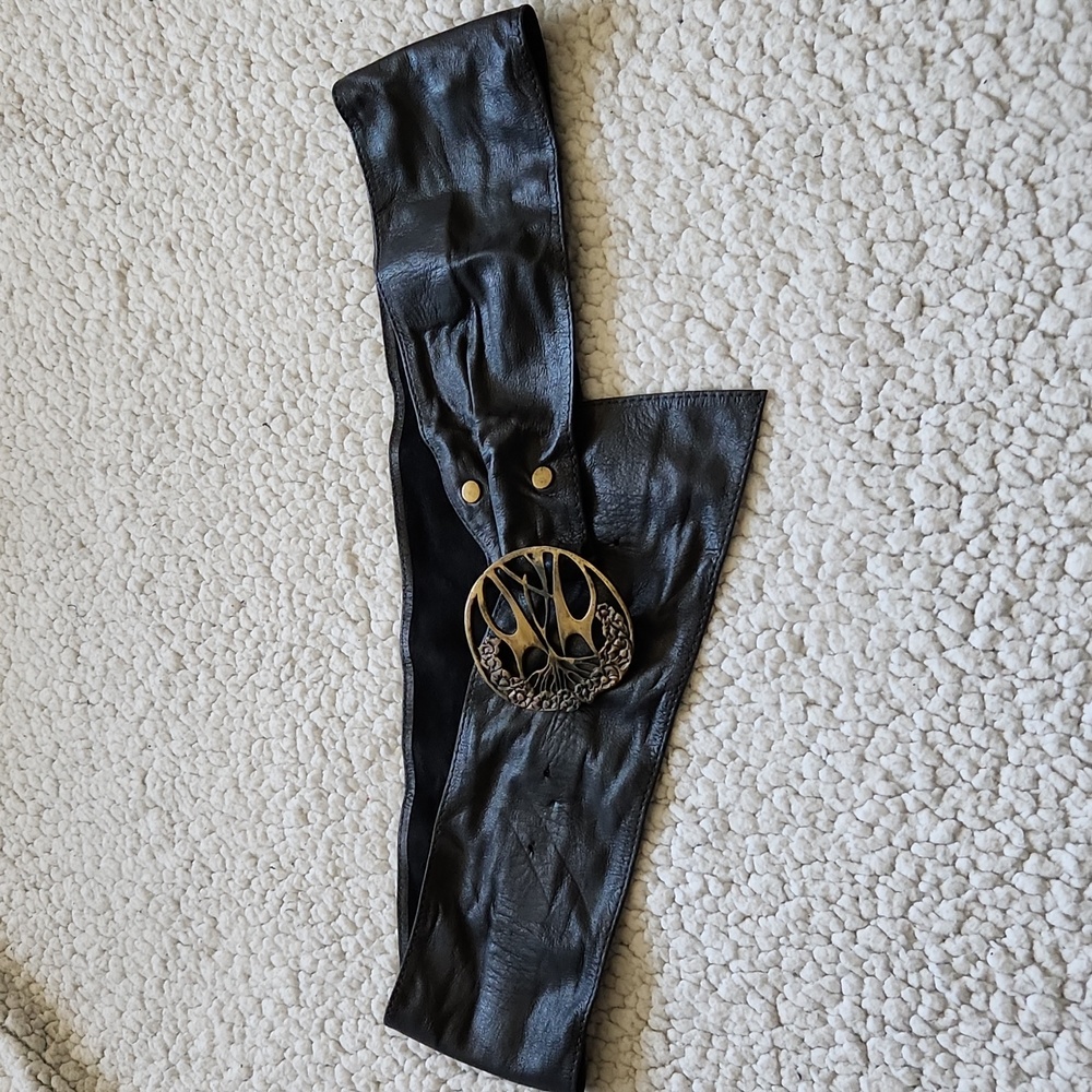 Black leather suede belt with metal floral tree branch buckle design Sz M/L 35"